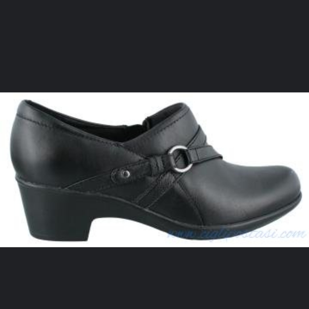 Nearly new Clarks booties with zipper